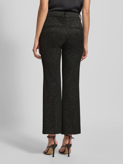 Vrouwenmodel draagt Stoffhose in verkürzter Passform Modell 'FRANCOISE' van Cambio, zwarte glitter, rechte snit, elastische tailleband, detailopname van achteraan.
