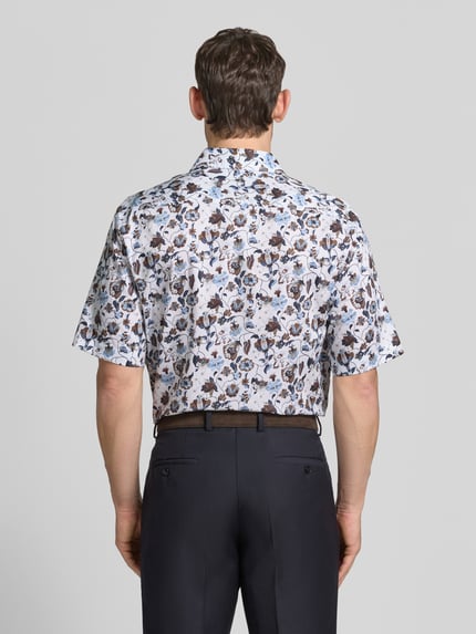 Männermodel trägt Comfort Fit Business-Hemd aus Baumwolle mit Kentkragen von ETERNA, Allover-Look, Rückenlänge 81 cm, Ganzkörperansicht Rückansicht.