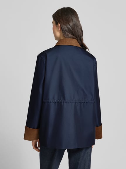 Modelka nosi Parka mit Umlegekragen und Eingrifftaschen Modell 'ANCA' von YAS, mieszanka bawełny, krój regular fit, widok całej sylwetki z tyłu. Długość tyłu w rozmiarze 36: 72 cm, szerokość ramion: 45 cm, szerokość klatki piersiowej: 53 cm, długość rękawów: 61 cm.