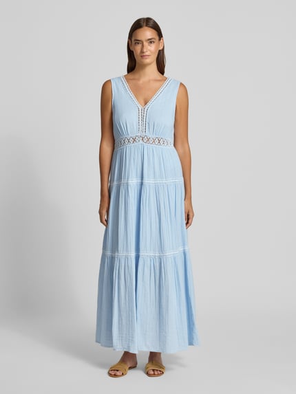 Frauenmodel trägt Maxikleid mit Loch-Stitching Modell 'Anini' von YAS, Reine Baumwolle, Taillierte Passform, Ärmelloses-Design, V-Ausschnitt, Ganzkörperansicht von vorne.