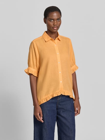 Vrouwenmodel draagt Bluse mit Leinen-Anteil und Rüschensaum van Christian Berg Woman in geel, regular fit, overhemdkraag, knoopsluiting, mouwen met ruches, met ruchezoom, viscosemix, ruglengte maat 36: 68 cm, mouwlengte maat 36: 30 cm, ganzkörperansicht van voren.