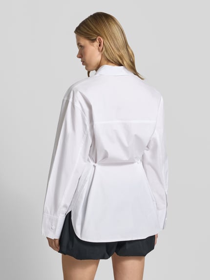 Vrouwenmodel draagt Oversized Hemdbluse met borstzak model 'Demi' van Topshop, puur katoen, oversized fit, met lange mouwen, platte kraag, knoopsluiting, ruglengte maat 36: 77 cm, mouwlengte: 61 cm, wit, recht model, Ganzkörperansicht Rückansicht.