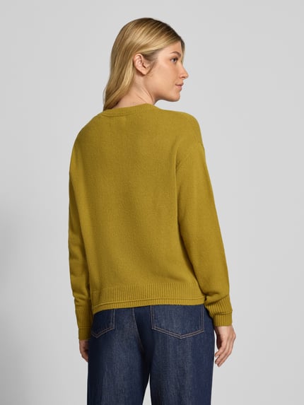Männermodel trägt Strickpullover mit überschnittenen Schultern von Christian Berg Woman, lockere Passform, gerippte Abschlüsse, Rundhalsausschnitt, langärmelig, Rückansicht Ganzkörperansicht.
