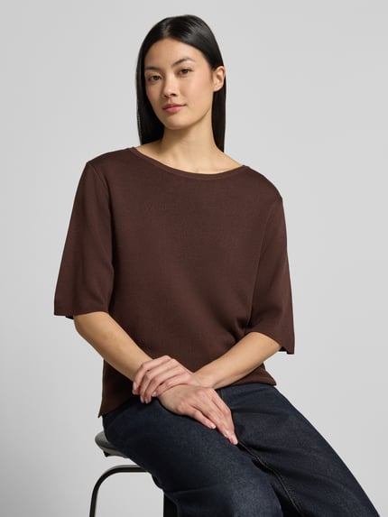 Frauenmodel trägt Strickpullover aus Viskose-Mix von MORE & MORE in Braun, lockere Passform, Rundhalsausschnitt, Halbarm, Ganzkörperansicht von vorne.