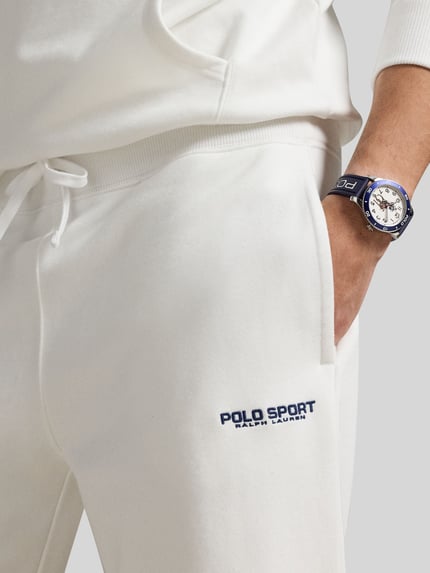 Männermodel trägt Comfort Fit Jogpants aus Baumwoll-Mix von Polo Ralph Lauren in Weiß mit Label Stitching, Nahaufnahme Oberkörper.