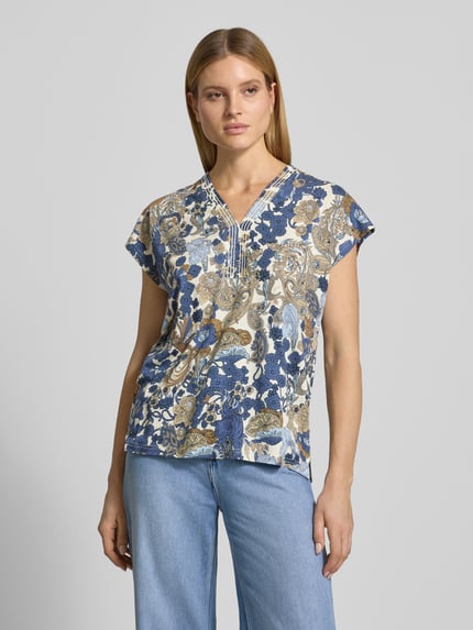 Frauenmodel trägt Damen T-Shirt aus Viskose-Mix im Regular-Fit, Modell 'Felicity' von Soyaconcept, Floraler-Print, V-Ausschnitt, Beige-Blau, Ganzkörperansicht von vorne. Rückenlänge bei Größe S: 62 cm, Ärmellänge bei Größe S: 26 cm.