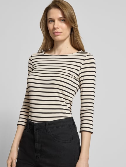 Modelka nosi T-shirt mit Rundhalsausschnitt und 3/4-Arm od More & More, mieszanka wiskozy i elastanu, krój regular fit, okrągły dekolt, rękaw o dł. 3/4, długość tyłu w rozmiarze 36: 57 cm, paski czarne na jasnym tle, tekstura gładka, widok na górną część ciała z przodu