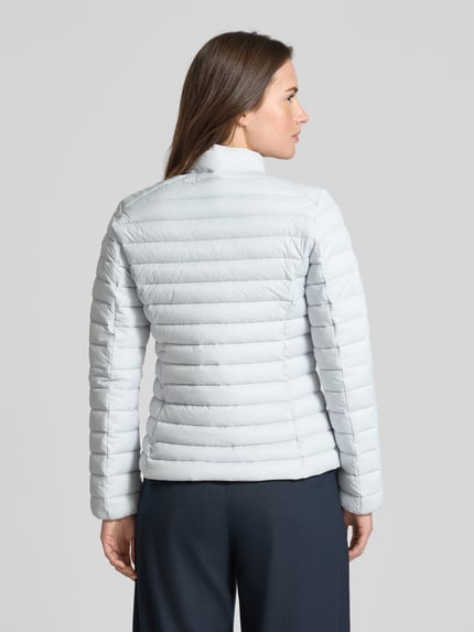 Vrouwenmodel draagt lichtgrijze Slim Fit Steppjacke met gewatteerde opstaande kraag, SAVE THE DUCK Carly, rugaanzicht, damesjack, tweewegritssluiting, steekzakken met ritssluiting, ruglengte 58 cm, schouderbreedte 39 cm, borstwijdte 45 cm, mouwlengte 61 cm.
