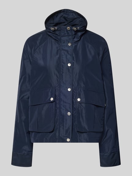 Produktfoto, dunkelblaue Jacke mit Stehkragen und Pattentaschen von Fuchs Schmitt, Regular Fit, glänzende Textur, klare Linien.