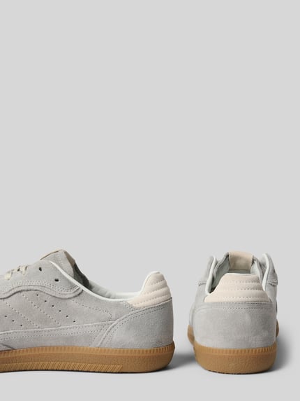 Produktfoto, Sneaker mit Schnürverschluss von ALOHAS aus grauem Leder mit abgerundeter Spitze, strukturierter Sohle und Label-Detail.