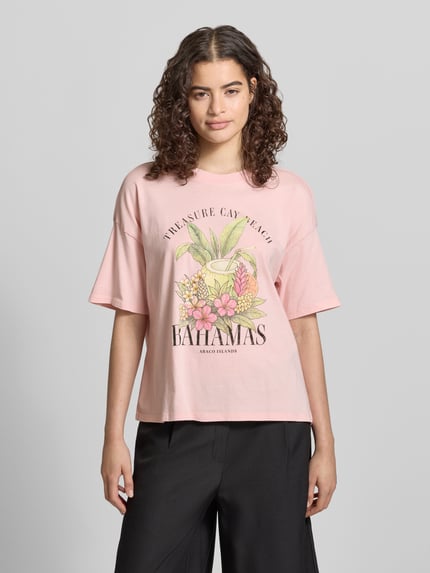 Vrouwenmodel draagt Boxy Fit T-shirt uit puur katoen model 'LUCY' van Only, look: effen, pasvorm: boxy fit, motiefprint, print aan de achterkant, ronde hals, korte mouw, materiaal: puur katoen, voorkant geheel in beeld