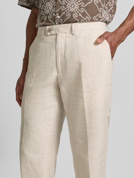 Männermodel trägt Leinenhose mit Gesäßtaschen von Christian Berg Men in beige mit persplooien, regular fit, zuiver linnen, Nahaufnahme Oberkörper