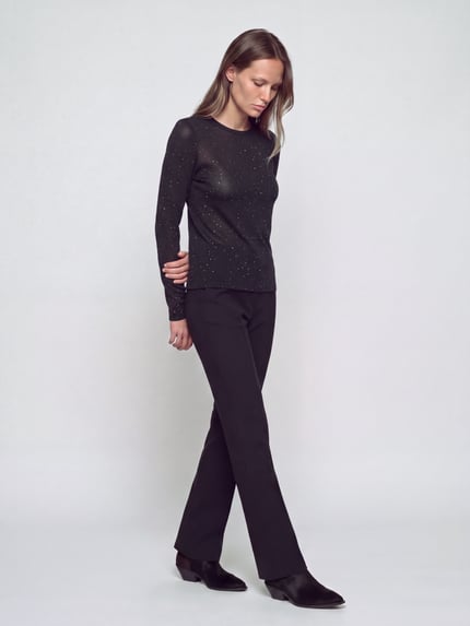 Frauenmodel trägt Langarmshirt mit Strasssteinen von VERO MODA in Schwarz, Rippstrick, Slim Fit, Strukturmuster, Rundhals, Cropped-Länge, Ganzkörperansicht von vorne.
