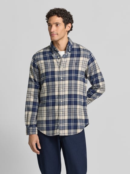 Męski model nosi Regular Fit Freizeithemd aus reiner Baumwolle von Polo Ralph Lauren, koszula casualowa w niebiesko-beżową kratę, widok całej sylwetki z przodu.