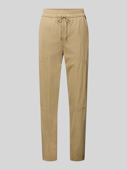 Produktfoto, Slim Fit Stoffhose mit Reißverschlusstaschen von Marc Cain in Beige, elastischer Bund mit Tunnelzug, glatte Textur, sichtbare Nähte.