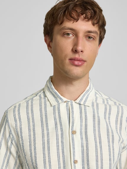 Männermodel trägt Regular Fit Freizeithemd aus Baumwoll-Mix Modell 'PERSHORE' von Pepe Jeans, Optik:Allover-Muster, gestreift, Nahaufnahme Oberkörper.