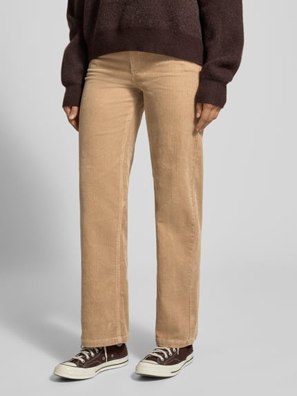 Frauenmodel trägt Wide Leg Cordhose aus Baumwoll-Mix Modell 'Tomma' von Marc O'Polo, beige mit feiner Rippenstruktur, Nahaufnahme Unterkörper, Damen Cordhose von Marc O'Polo DENIM.