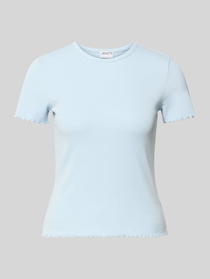 Produktfoto, hellblaues T-Shirt mit Wellensaum von Jake*s Casual, fein gerippter Baumwoll-Mix, körpernah geschnitten, Rundhalsausschnitt