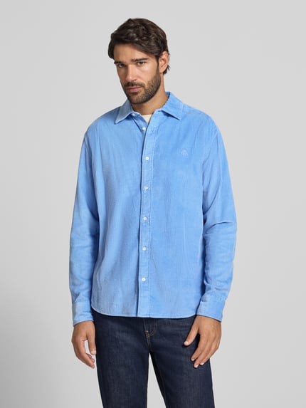 Männermodel trägt Regular Fit Freizeithemd mit Label-Stitching von MCNEAL in Hellblau aus Cord, reine Baumwolle, Ganzkörperansicht von vorne.