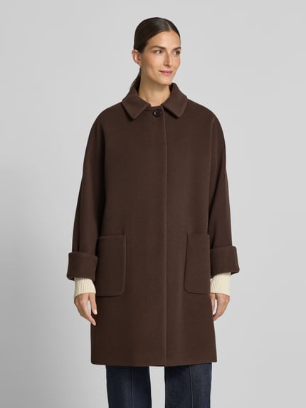 Frauenmodel trägt Mantel aus Lanawolle-Mix mit aufgesetzten Taschen von ICONS Cinzia Rocca, braun, glatte Textur, Ganzkörperansicht von vorne.