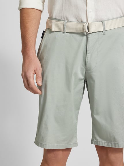 Christian Berg Men Szorty chinosy o kroju slim fit z paskiem Miętowy 3