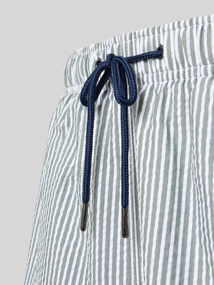 Produktfoto, Badehose mit elastischem Bund und Tunnelzug von MCNEAL im Baumwoll-Mix mit Regular-Fit und Label-Stitching, Streifenmuster, Detailaufnahme