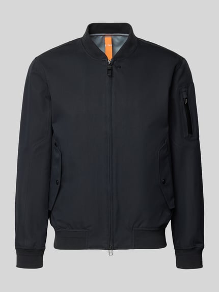 Productfoto, Jacke mit Stehkragen und Zweiwege-Reißverschluss Modell 'FLAP' van G-LAB, zwarte katoenmix, regular fit, twee steekzakken, zichtbare metalen rits, details: ruglengte 70 cm, schouderbreedte 53 cm, borstwijdte 56 cm, mouwlengte 66 cm.