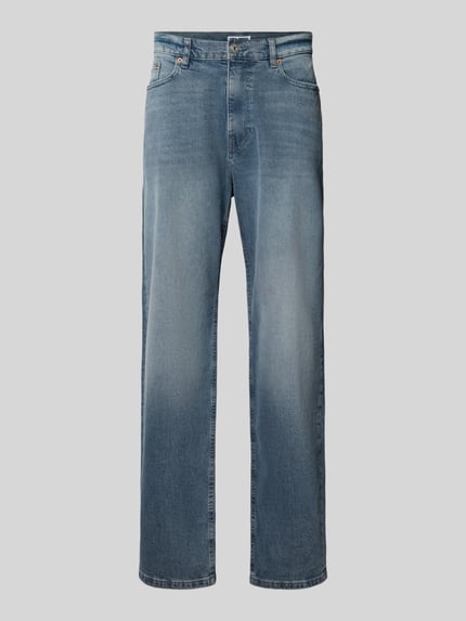 Produktfoto, Straight Fit Jeans aus elastischem Baumwoll-Mix von REVIEW in mittelblau, 5-Pocket-Design, sichtbare Waschung, strukturierte Oberfläche, Gürtelschlaufen und Knopf- sowie Reißverschluss, Bundweite 40 cm, Innenbeinlänge 78 cm