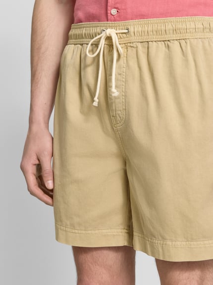 Männermodel trägt Regular Fit Shorts mit elastischem Bund Modell 'SUNFADED' von Gant aus Reine Baumwolle, Nahaufnahme Oberkörper.