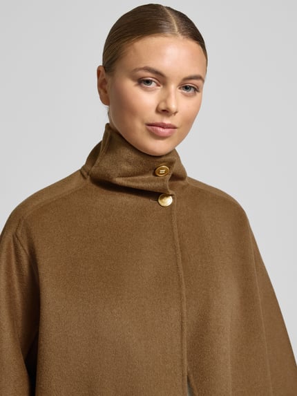 Vrouwenmodel draagt Oversized Mantel aus Woll-Mix van Tommy Hilfiger in effen bruin met opstaande kraag, filzstructuur, Nahaufnahme bovenlichaam.