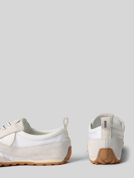 Produktfoto, Sneaker aus Leder-Mix mit Logo-Detail von ALOHAS, Damen Sneaker in Weiß und Beige mit abgerundeter Passform, Profilierte Sohle, Schnürverschluss, Absatzhöhe bei Größe 40: 1 cm, Schafthöhe bei Größe 40: 7 cm, Schaftweite bei Größe 40: 9 cm.