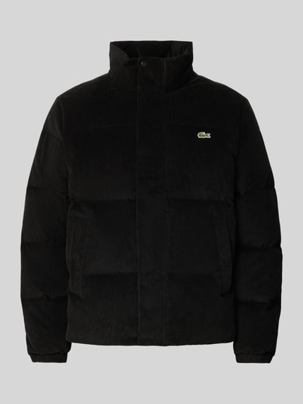 Produktfoto, Steppjacke mit Logo-Detail von Lacoste in Schwarz, unifarbene Optik, sichtbare Reißverschlüsse und seitliche Taschen