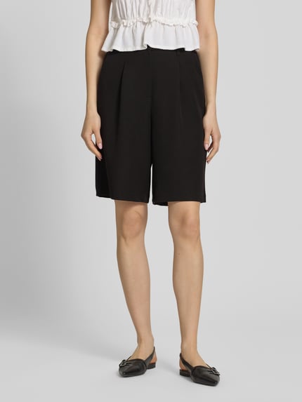 Frauenmodel trägt Regular Fit Chinoshorts mit Viskose-Anteil Modell 'KAMIL' von Pieces, Optik: Unifarben, Materialverarbeitung: Twill, Ganzkörperansicht von vorne.