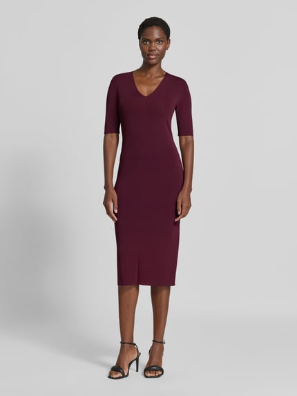 Frauenmodel trägt figurbetontes Etuikleid aus Viskose-Mix von Jake*s, samtige Textur in Bordeauxrot, Ganzkörperansicht von vorne, Damen Etuikleid von Jake*s Collection