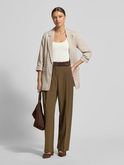 Vrouwenmodel draagt Slim Fit Longblazer met viscose-aandeel Model 'FRIDA' van Vero Moda in effen mêlee, 3/4 mouw, zonder sluiting, reverskraag, labelstitching, patzakken, webstof, geheel vooraanzicht.