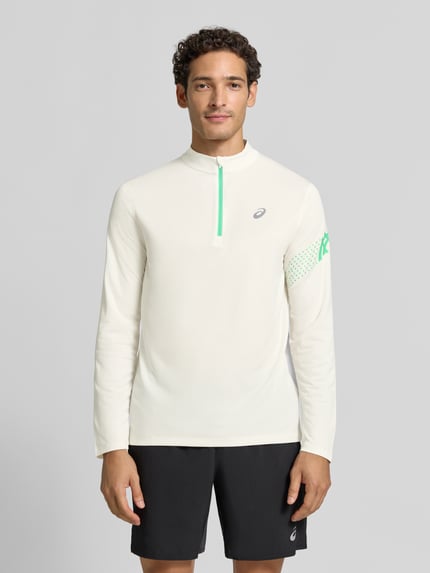 Męski model nosi bluzkę z długim rękawem z kołnierzem zapinanym, nadruk z logo, Model 'ICON' od ASICS TIGER, prosty krój, Długość tyłu w rozmiarze M: 72 cm, jasnokremowy kolor, przód z całego ciała.