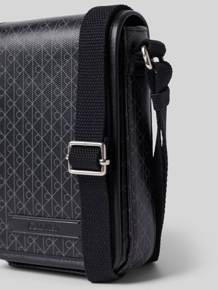 Produktfoto, schwarze Handytasche mit Allover-Muster Modell 'EMBLEM AOP' von CK Calvin Klein für Herren, strukturierte Oberfläche