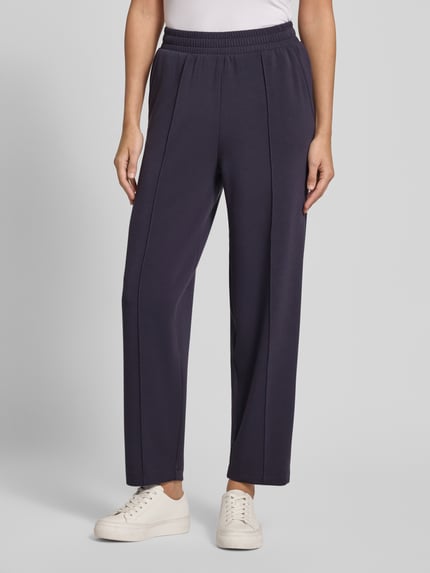 Frauenmodel trägt Sweatpants mit elastischem Bund und Längsnähten von Jake*s Casual, dunkelblauer Modal-Mix mit Stretch-Anteil, Barrel Fit, Ganzkörperansicht von vorne.