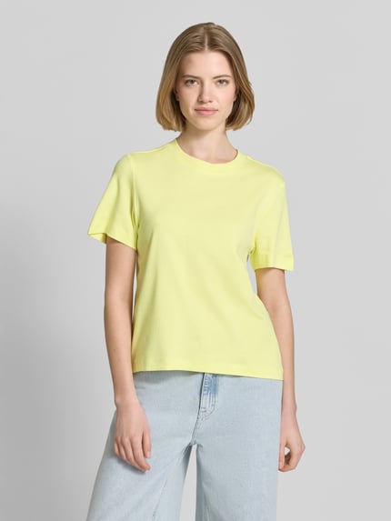Frauenmodel trägt Regular Fit T-Shirt aus reiner Baumwolle von s.Oliver RED LABEL in Hellgelb, unifarben, Rundhals, kurzarm, Jersey, Ganzkörperansicht von vorne.