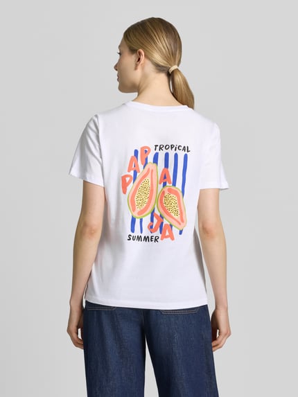 Frauenmodel trägt T-Shirt mit Perlen und Rundhalsausschnitt von Smith and Soul, Regular-Fit, Motiv und Reine Baumwolle, Rückenlänge 60 cm, Ganzkörperansicht Rückansicht.
