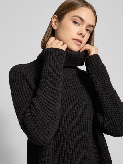 Frauenmodel trägt Regular Fit Rollkragenpullover aus Baumwoll-Mix von Marc O'Polo Denim in Schwarz, grob gestrickt, unifarben, Nahaufnahme Oberkörper.