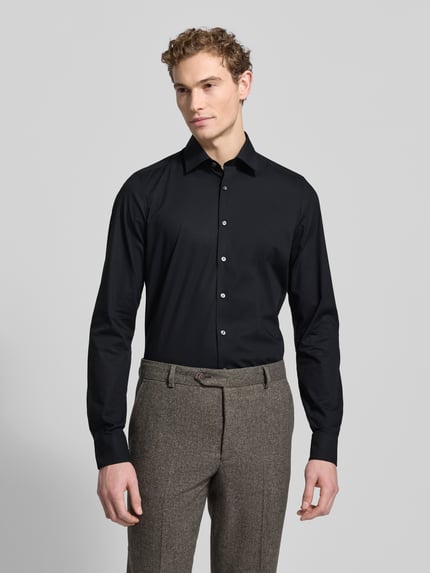 Männermodel trägt Regular Fit Businesshemd mit extra langem Arm von OLYMP, unifarben, Kentkragen, Baumwoll-Mix, Ganzkörperansicht von vorne.