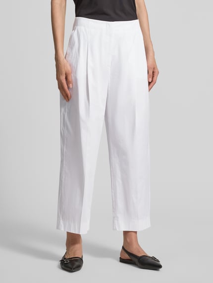 Frauenmodel trägt Caprihose mit Gesäßtasche von Luisa Cerano, Weiß, Baumwoll-Elasthan-Mix, Relaxed-Fit, Bügelfalten, Ganzkörperansicht von vorne.