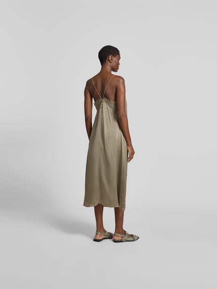 Frauenmodel trägt Relaxed Fit Midikleid mit Spitzenbesatz von Iro aus olivfarbenem Satin mit Spaghettiträgern, Ganzkörperansicht Rückansicht.