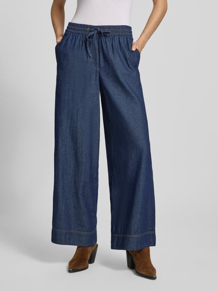 Frauenmodel trägt Wide Fit Jeans mit elastischem Bund Modell 'Archer' von ICHI in Dunkelblau, reine Baumwolle, Paspeltaschen, Ganzkörperansicht von vorne