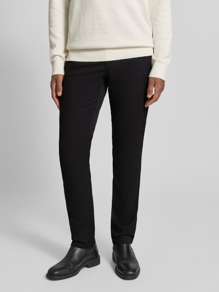 Männermodel trägt schwarze Slim Fit Stoffhose mit Viskose-Anteil von MCNEAL, elastischer Material-Mix, Nahaufnahme Unterkörper, Ganzkörperansicht von vorne.
