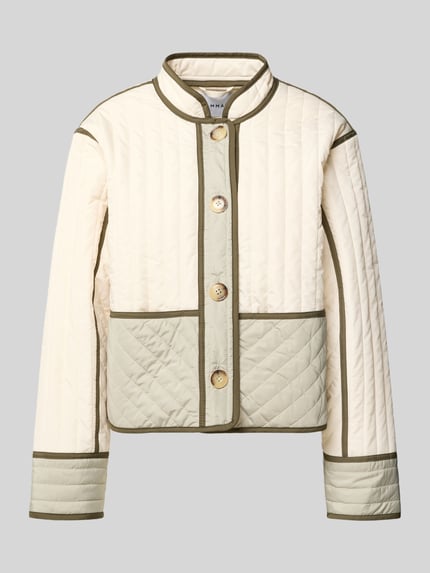 Produktfoto, Jacke mit Stehkragen und Knopfleiste van Comma in offwhite met doorgestikte naden, regular fit, opstaande kraag, knoopsluiting, ruglengte maat S 51 cm, schouderbreedte 46 cm, borstwijdte 51 cm, mouwlengte 58 cm