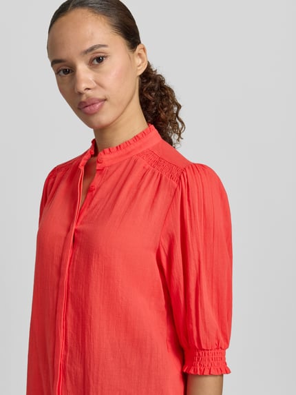 Kobiece modelka nosi czerwoną, prostą Hemdbluse mit 3/4-Arm Modell 'FABIANA' von Soyaconcept z czystej bawełny, stójką i marszczeniami, zbliżenie górnej części ciała