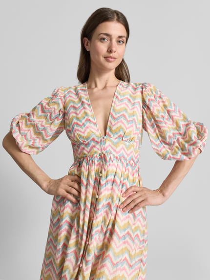 Frauenmodel trägt Cocktailkleid im Allover-Look mit 3/4-Arm von LACE & BEADS aus reiner Baumwolle, A-Linie, Midikleid, V-Ausschnitt, Nahaufnahme Oberkörper.