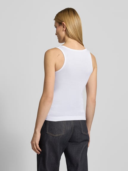 Männermodel trägt top Tanktop mit Rundhalsausschnitt von Lanius aus bawełna, krój slim fit, długość tyłu w rozmiarze 36: 55 cm, całopostaciowy widok z tyłu